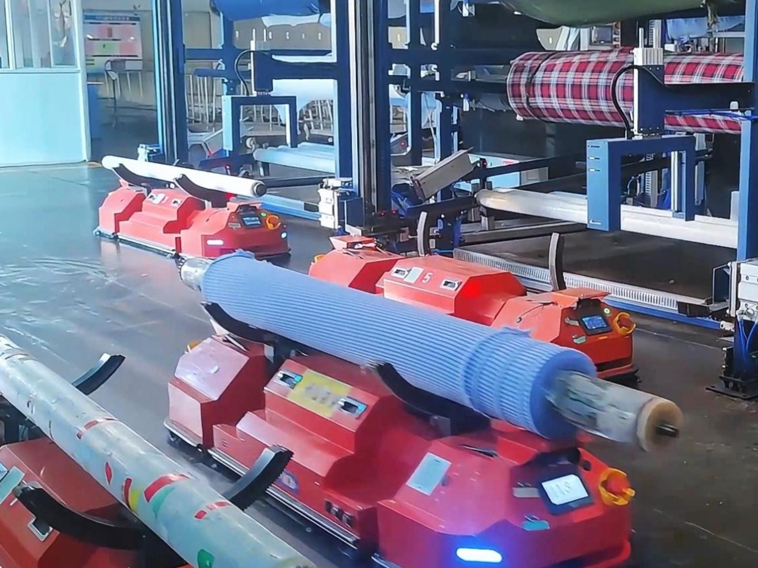 專(zhuān)為紡織業(yè)搬運(yùn)而研發(fā)，快捷落布式搬運(yùn)機(jī)器人，更靈活更便捷！